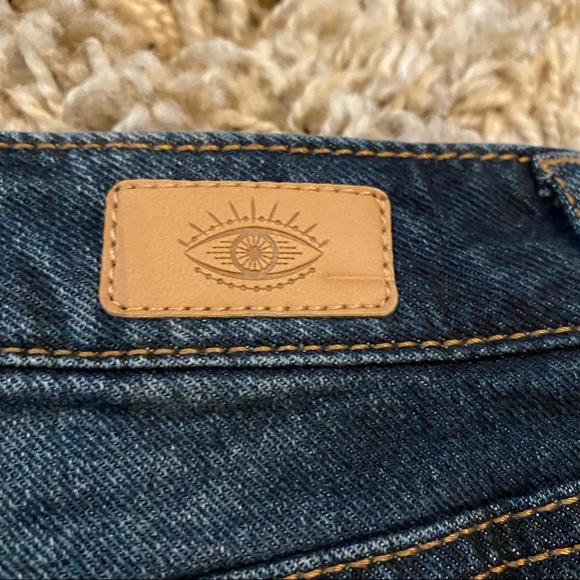 Sofia Vergara mid rise Bermuda distressed jean shorts size 2 - Picture 8 of 14